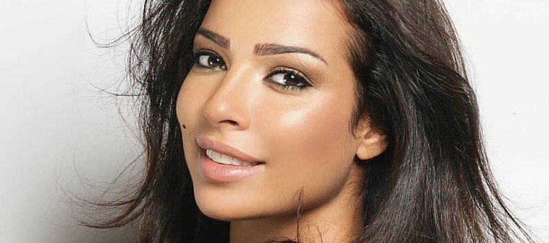 صورة: نادين نجيم عالقة في زحمة السير داخل سيارتها